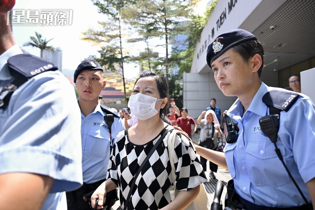 何太於警員護送下離開法庭。劉駿軒攝 何太於警員護送下離開法庭。劉駿軒攝