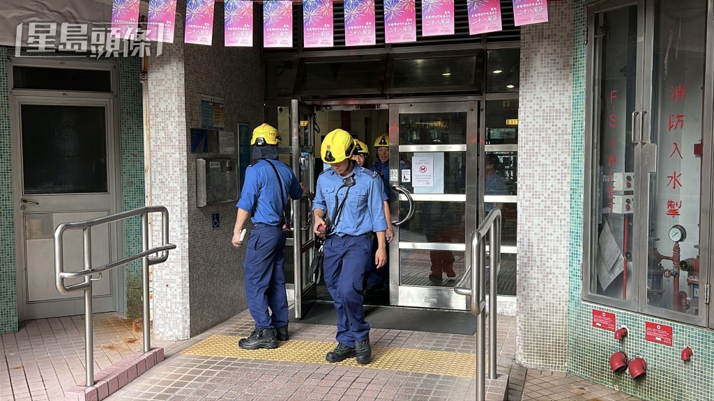 消防員將女事主由平台救下送院。