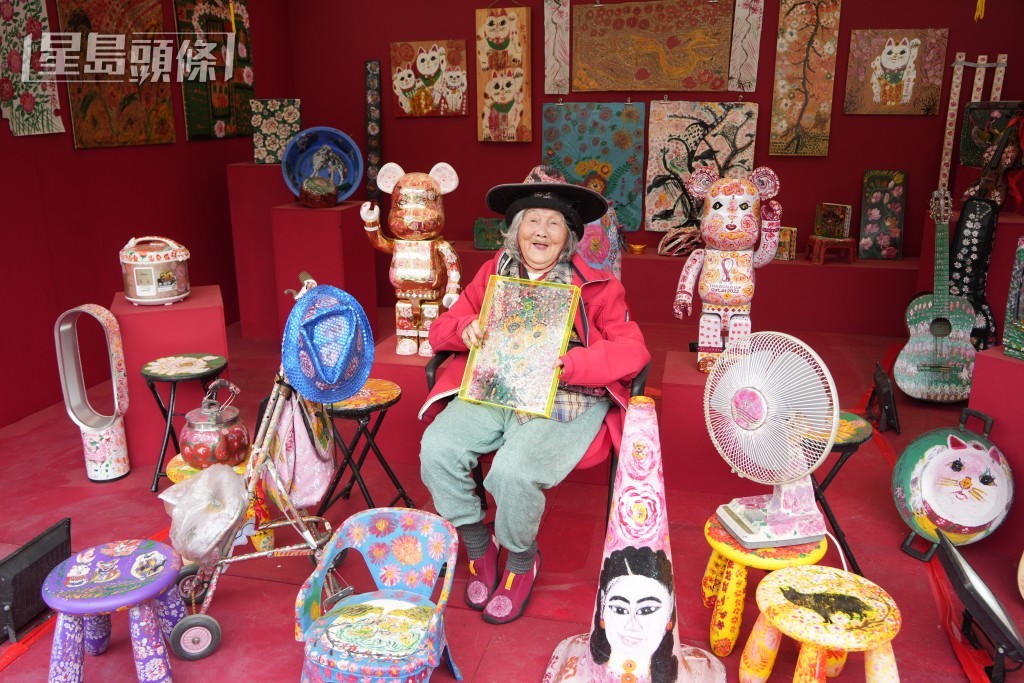 花展特別展出由94歲本地藝術家花婆婆在不同家具上繪畫「花」的家具藝術品。吳艷玲攝