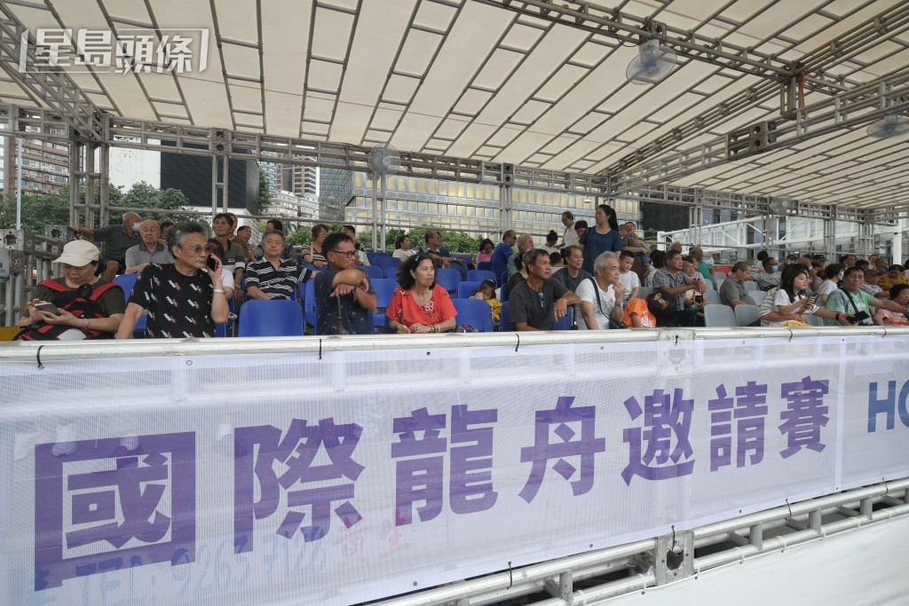 即使天氣不穩,大批巿民前來觀賽。陳浩元攝 即使天氣不穩,大批巿民前來觀賽。陳浩元攝