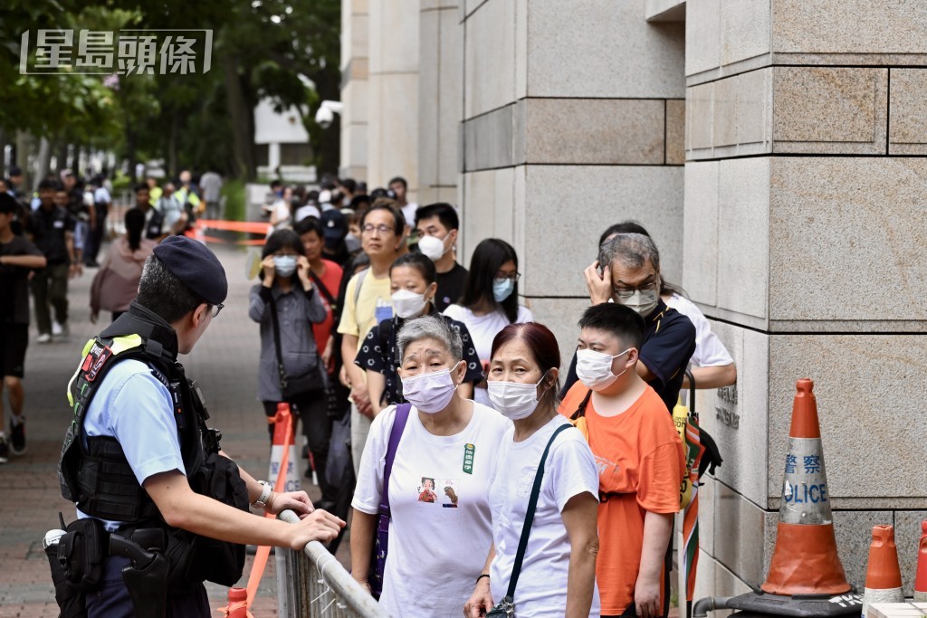 今早不少巿民排隊等候旁聽上訴。劉駿軒攝 今早不少巿民排隊等候旁聽上訴。劉駿軒攝