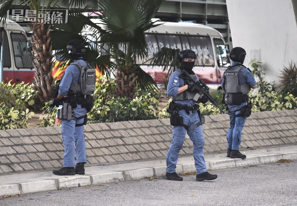 荷槍警於法院外戒備。