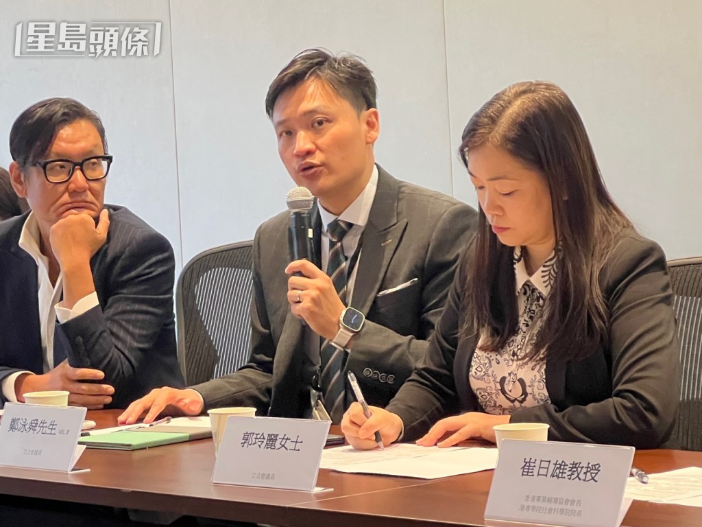 鄭泳舜(中)認為地區康健中心作為社區重要平台,應擴大精神健康服務。曹露尹攝 鄭泳舜(中)認為地區康健中心作為社區重要平台,應擴大精神健康服務。曹露尹攝