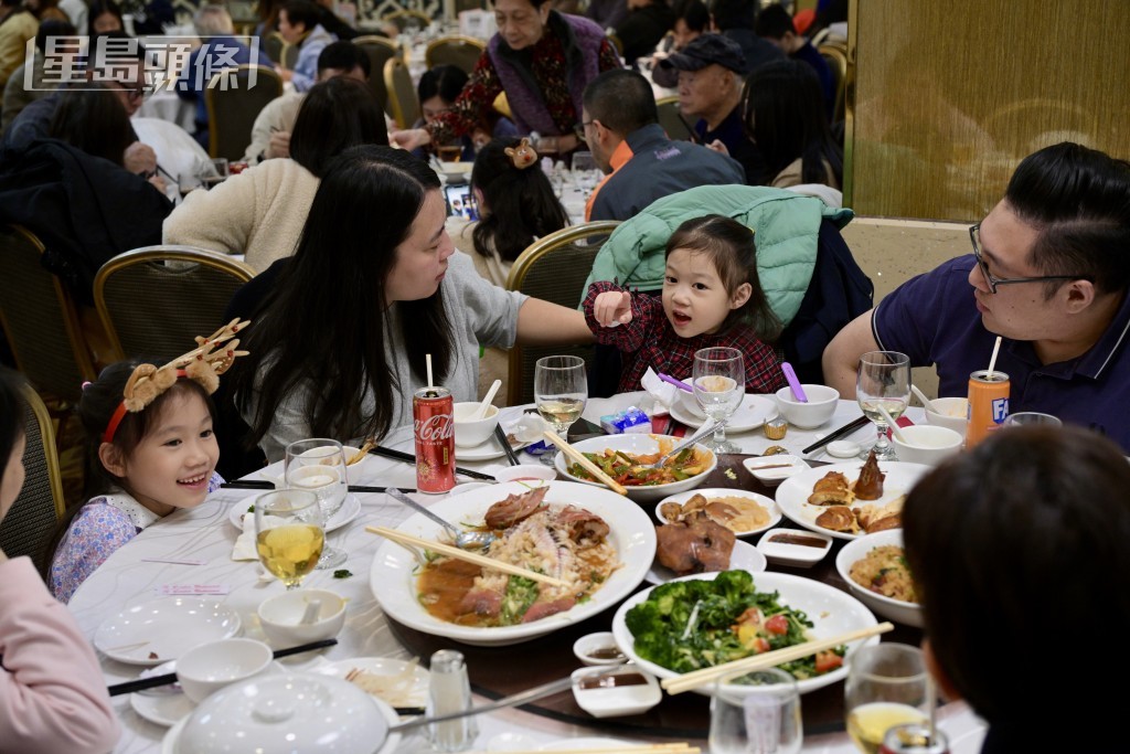 今日冬至,不少市民選擇與家人及親友外出聚餐,共享團圓時刻。資料圖片 今日冬至,不少市民選擇與家人及親友外出聚餐,共享團圓時刻。資料圖片