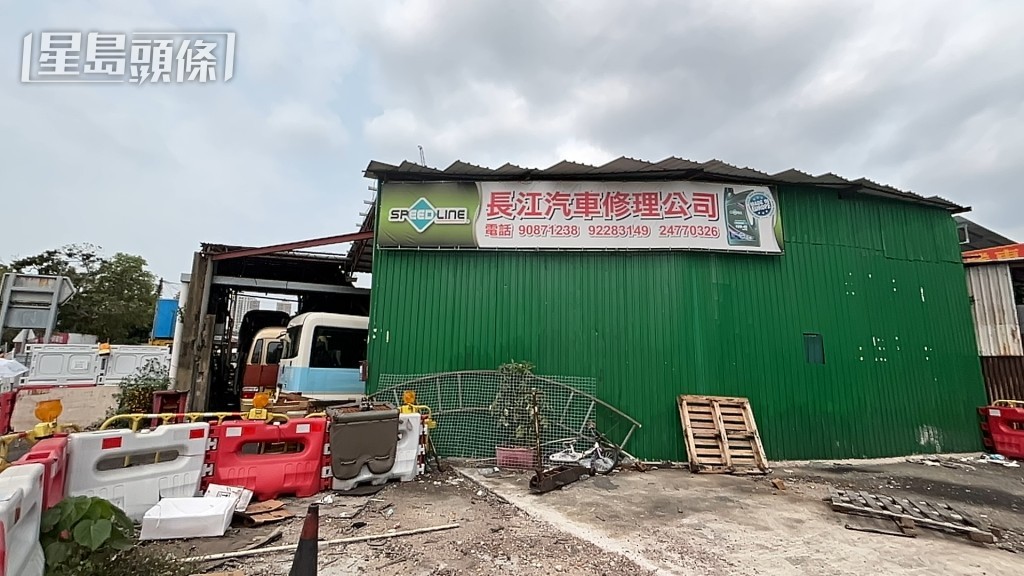 司機涉不顧而去,自行將小巴駕到車房維修。楊偉亨攝 司機涉不顧而去,自行將小巴駕到車房維修。楊偉亨攝