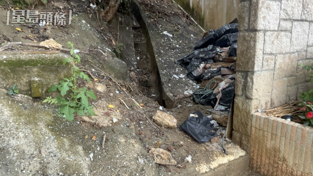 EOD即場引爆，少量雜物碎片隨氣流散落在山坡對開地面。