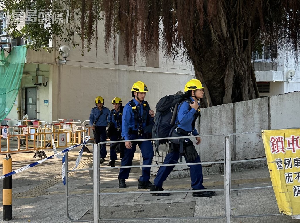 消防员将工人救回地面。 消防员将工人救回地面。