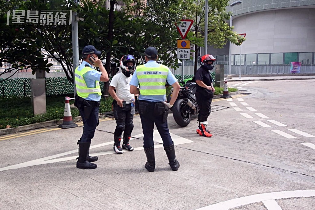 死者車友到醫院打聽。 死者車友到醫院打聽。