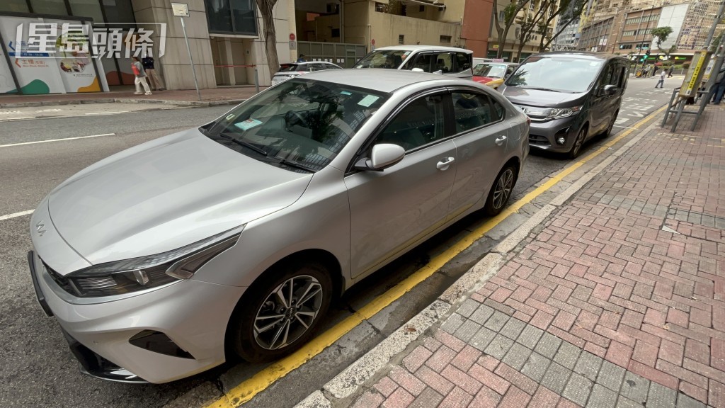 警員車輛停泊在大廈外。