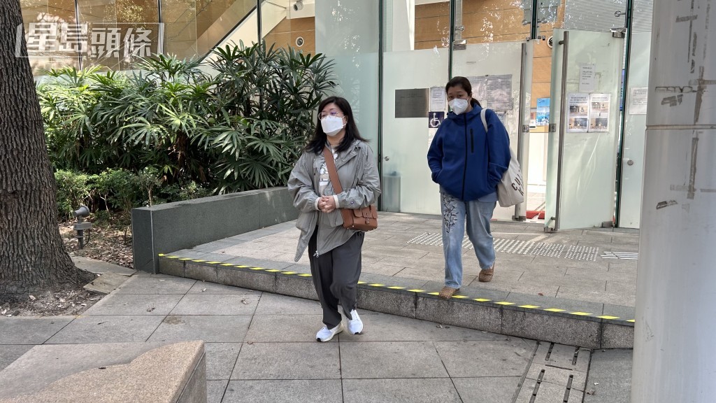 死者的兩名女家屬到葵涌殮房認屍，神情哀傷。蔡楚輝攝