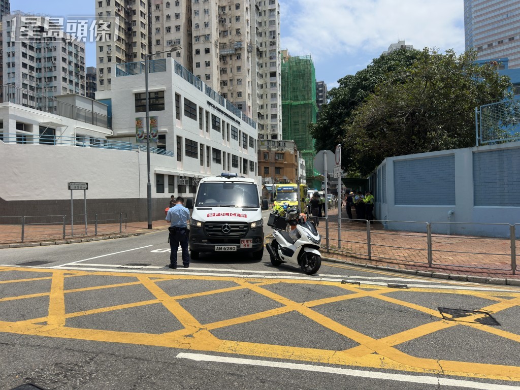 外賣電單車停雙實線準備轉出路口,遭尾隨的警察衝鋒車撞及。梁國峰攝 外賣電單車停雙實線準備轉出路口,遭尾隨的警察衝鋒車撞及。梁國峰攝