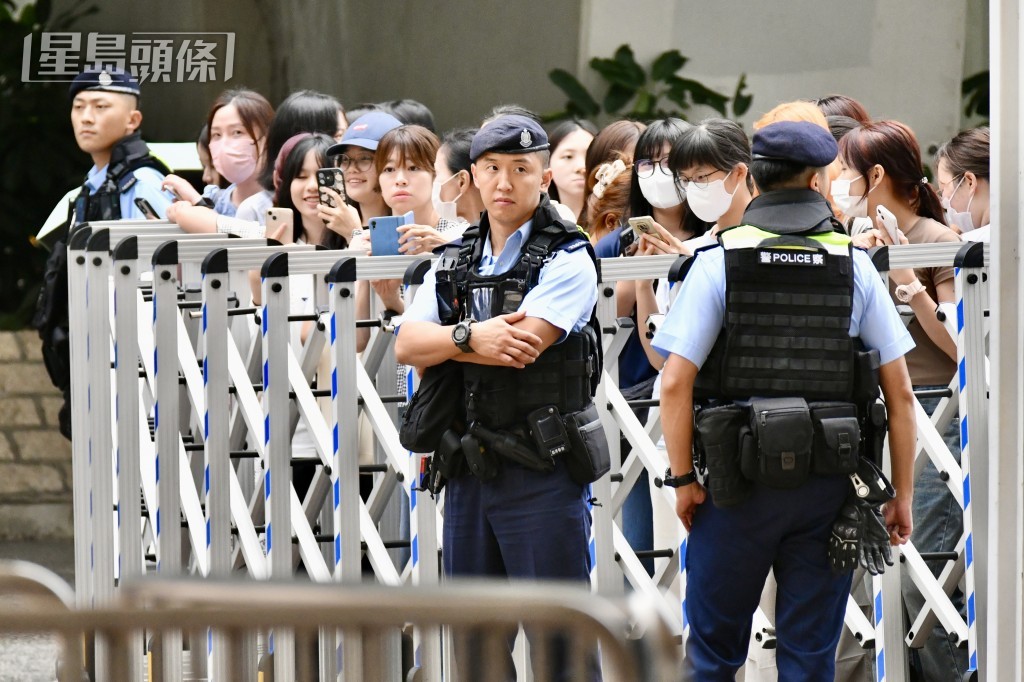 粉絲在法院外等候上村謙信。盧江球攝 粉絲在法院外等候上村謙信。盧江球攝