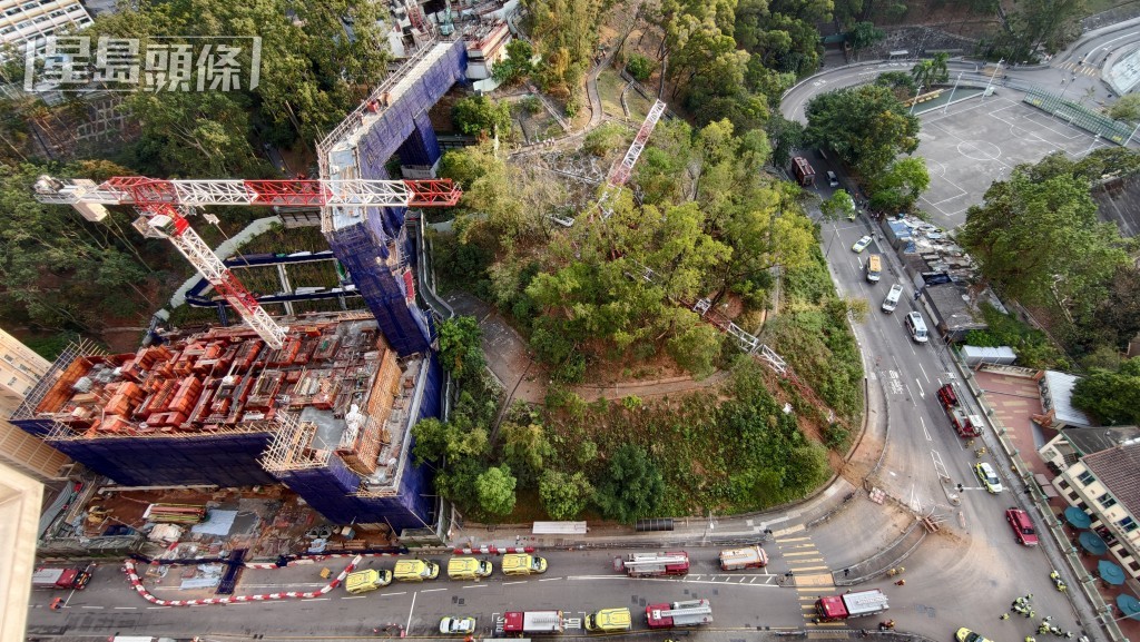 天秤倒塌於山坡上。黃文威攝