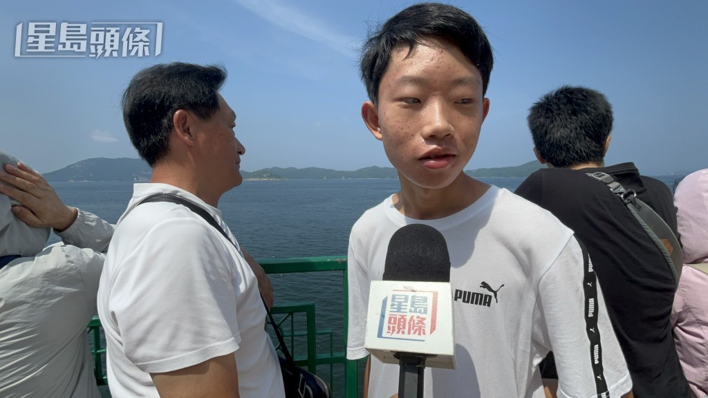 劉同學由廣州來港,歡送山東艦編隊離港。 劉同學由廣州來港,歡送山東艦編隊離港。