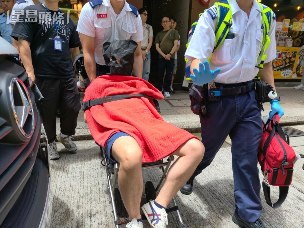 警方于金马伦道42号华懋金马伦中心楼上一单位,拘捕5名涉案人士。 警方于金马伦道42号华懋金马伦中心楼上一单位,拘捕5名涉案人士。