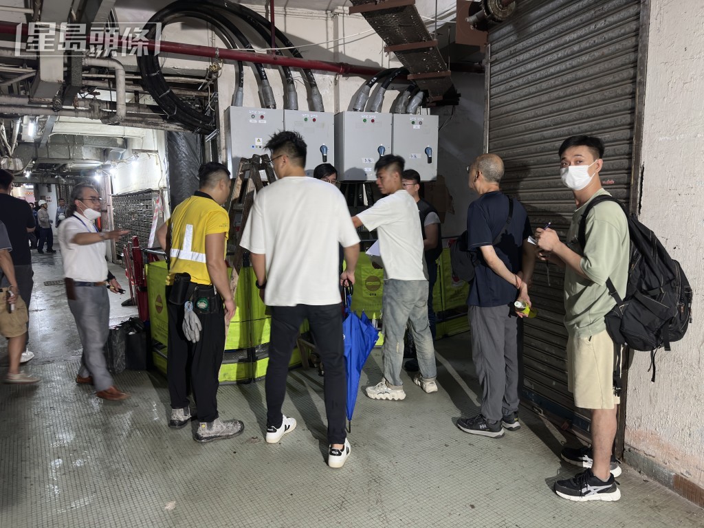 工程人員在場維修。 工程人員在場維修。