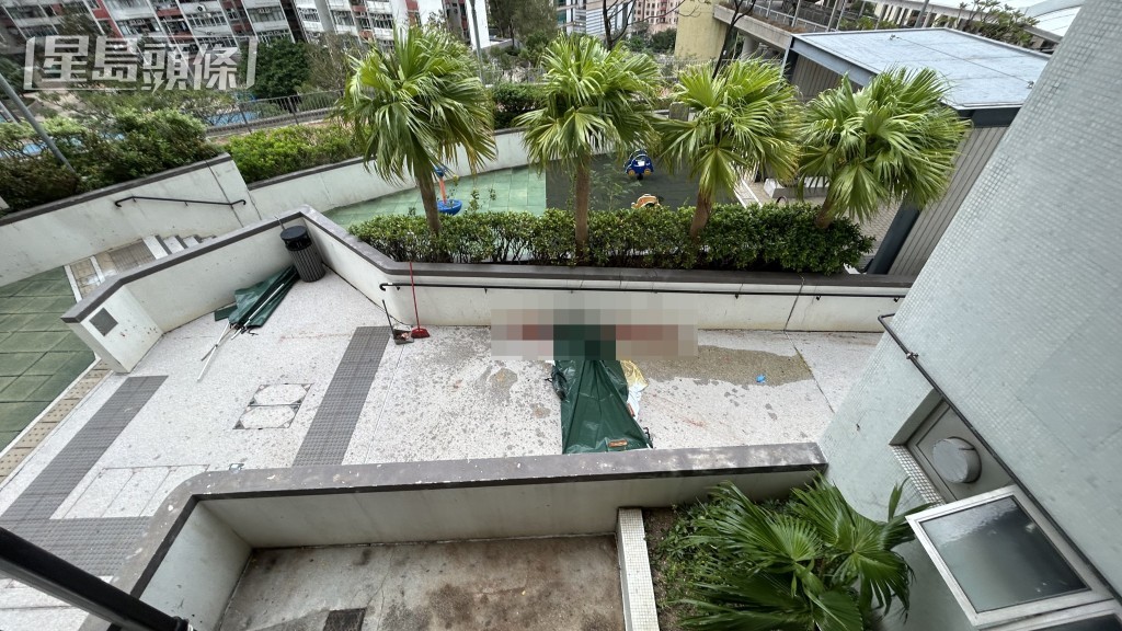 女子墮樓,倒斃在大廈對開公園的行人通道。 女子墮樓,倒斃在大廈對開公園的行人通道。