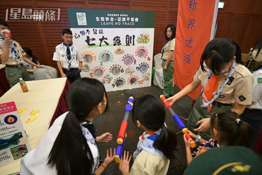 在場童軍參與攤位遊戲。蘇正謙攝