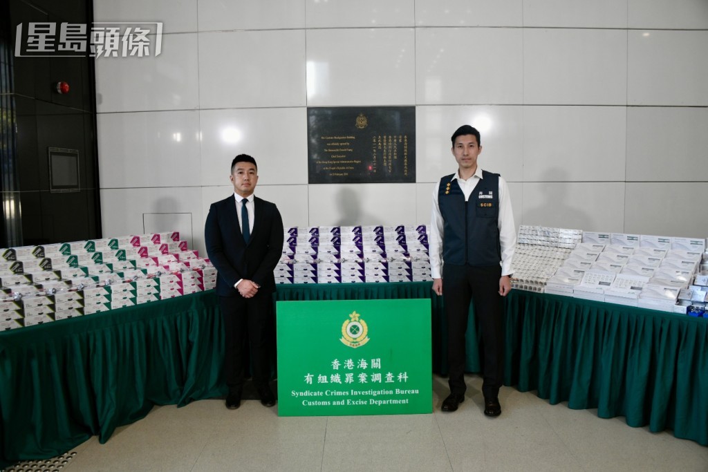 衞生署高級藥劑師陳漢華(左)。 衞生署高級藥劑師陳漢華(左)。