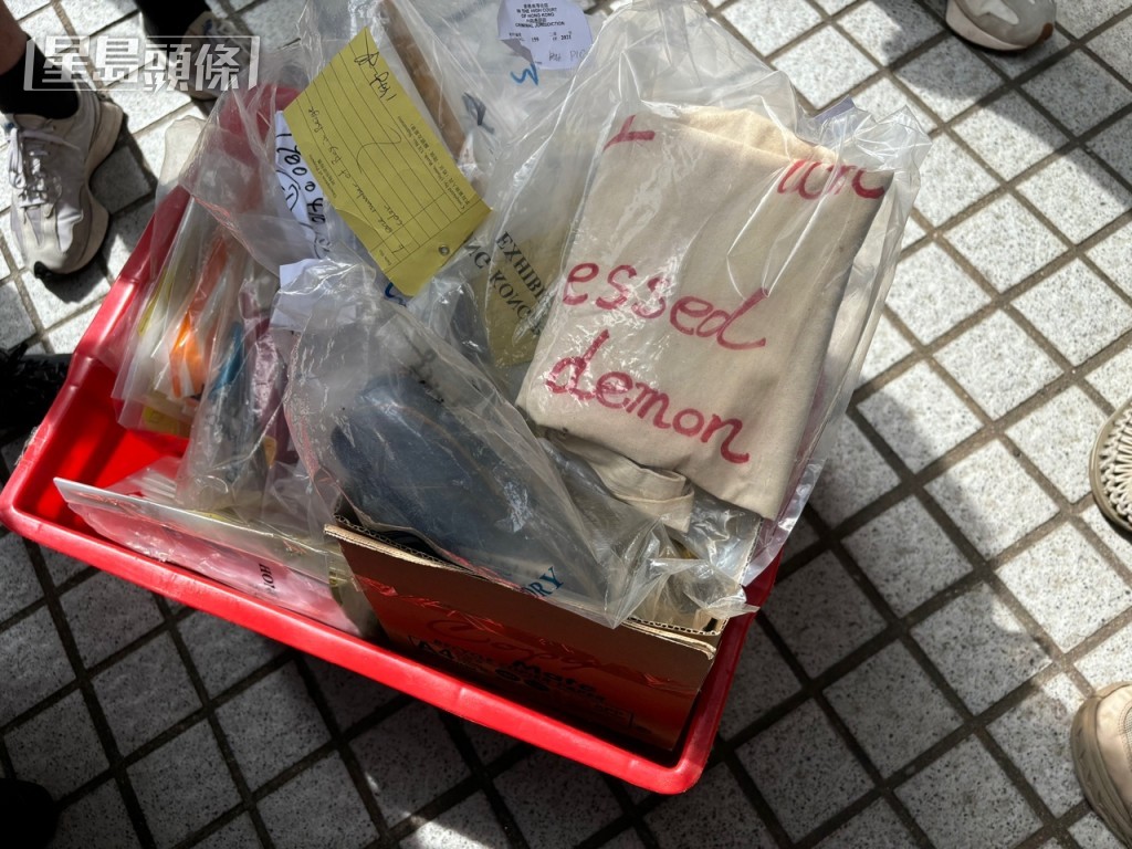 屋內發現寫有「I am possessed by demon(我被惡魔附身)」字句的袋,以及接骨木魔法杖成呈堂證物。陳子豪攝 屋內發現寫有「I am possessed by demon(我被惡魔附身)」字句的袋,以及接骨木魔法杖成呈堂證物。陳子豪攝