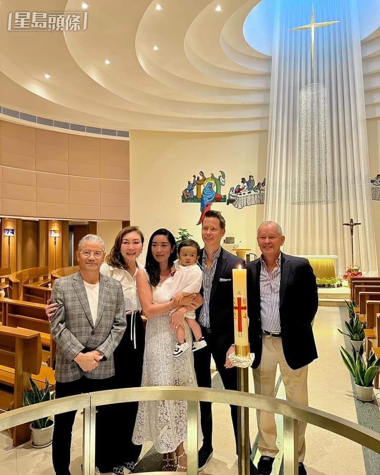 大摩(右)與告東尼(左)兩位傳奇冠軍級練馬師，見證Enzo(中)領洗儀式。