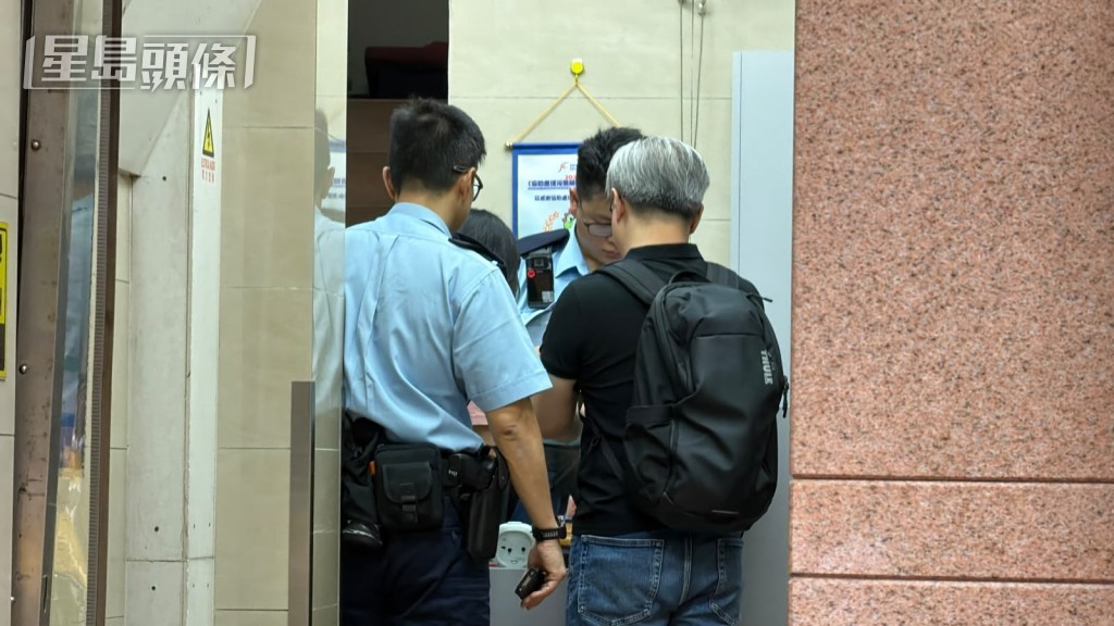 警員在鄰廈調查。 警員在鄰廈調查。
