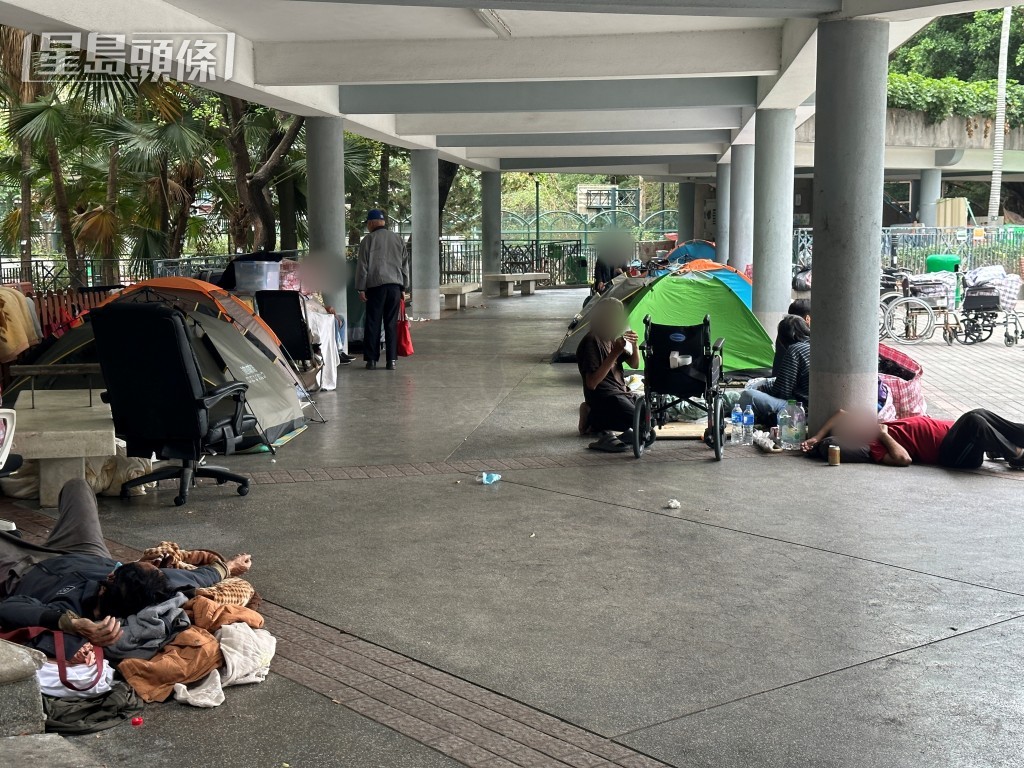 卓永兴强调露宿者不是纯粹环境卫生问题，会以人性化方式处理。资料图片