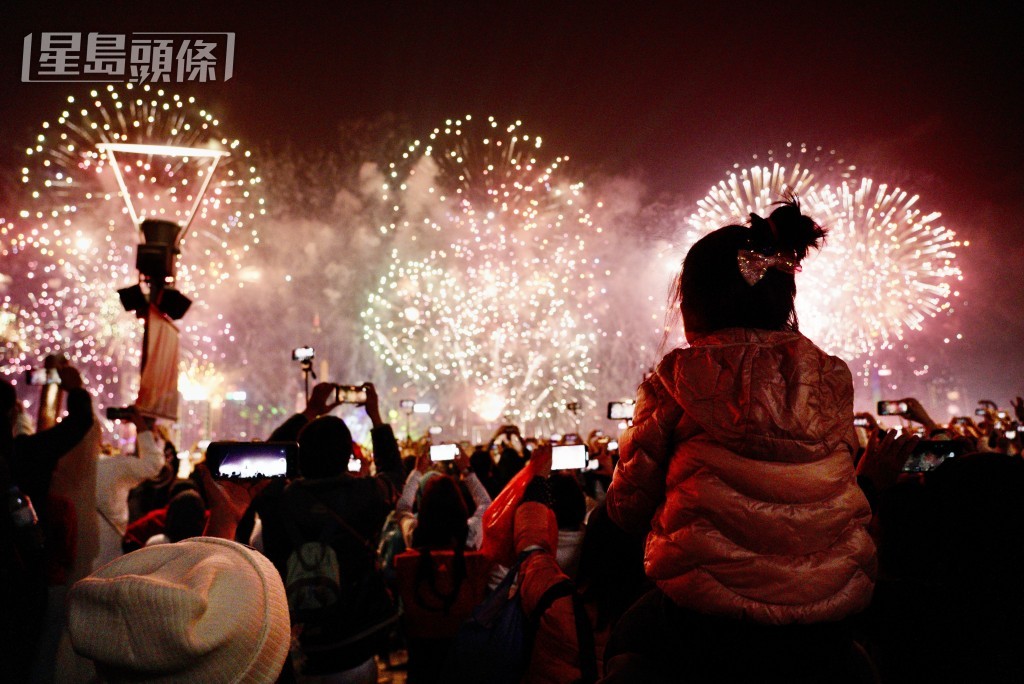 2024年除夕煙花。歐樂年攝 2024年除夕煙花。歐樂年攝