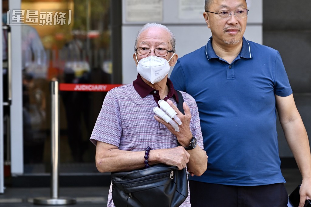 何伯舉着左手受傷手指離開法庭。劉駿軒攝 何伯舉着左手受傷手指離開法庭。劉駿軒攝