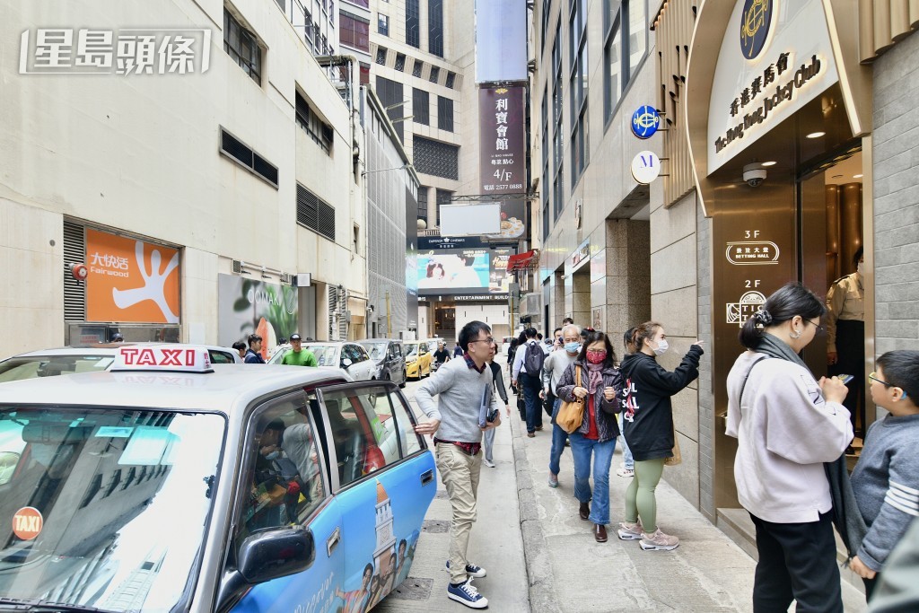 有人特意乘坐的士到投注站。盧江球攝