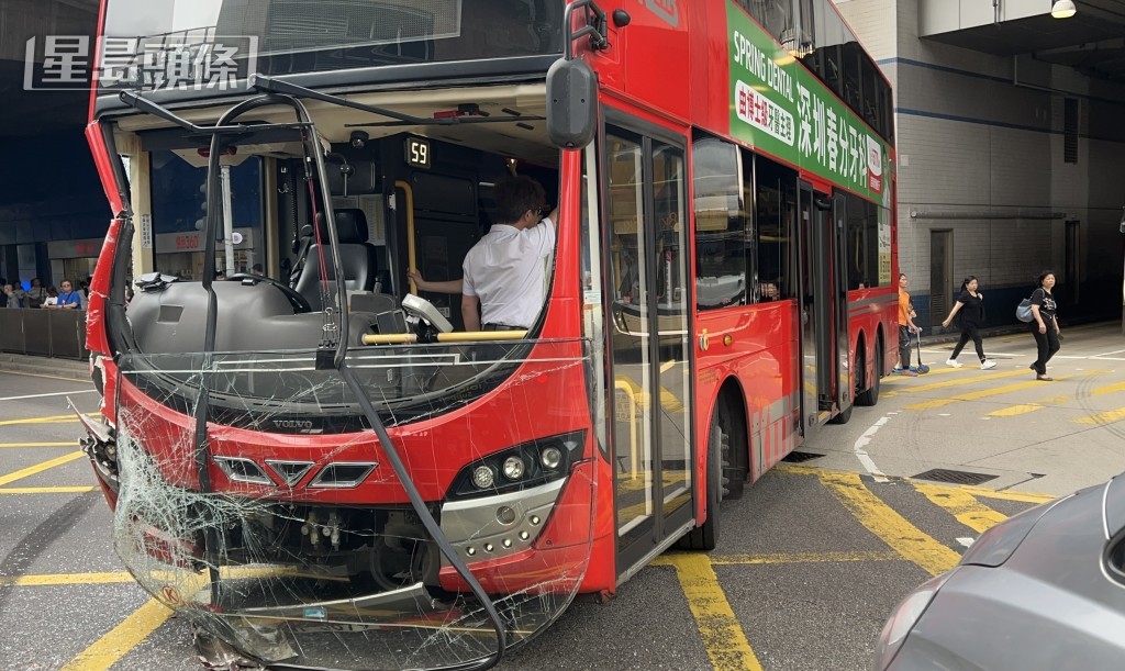 九巴擋風玻璃飛脫。 九巴擋風玻璃飛脫。