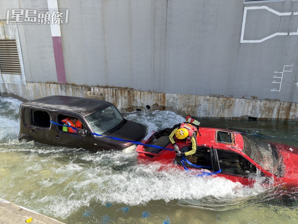 消防處進行水域救援示範。 消防處進行水域救援示範。
