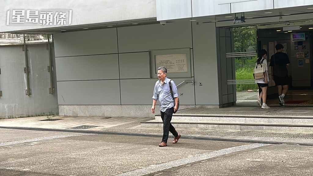 林父到大埔警署協助調查後離開。林思明攝 林父到大埔警署協助調查後離開。林思明攝