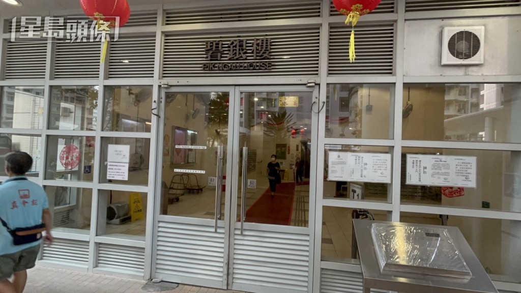 現場是石排灣邨碧銀樓。楊偉亨攝