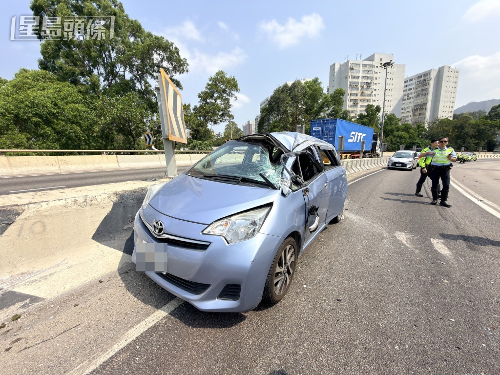 私家車車頂損毀變形。梁國峰攝 私家車車頂損毀變形。梁國峰攝