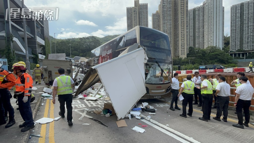 貨車車斗被劏開,九巴擋玻璃爆裂。 貨車車斗被劏開,九巴擋玻璃爆裂。