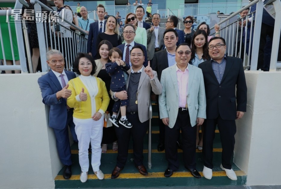 「桃花開」是曾祥顯(前排中)今季四歲系列賽的希望。