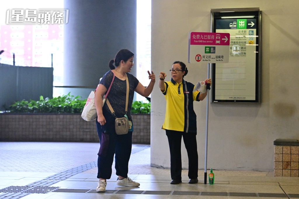 站內有職員協助市民。陳極彰攝 站內有職員協助市民。陳極彰攝