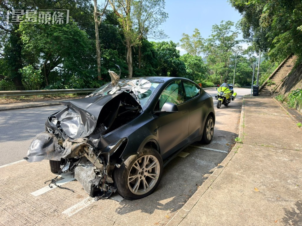 Tesla毀爛不堪。 Tesla毀爛不堪。