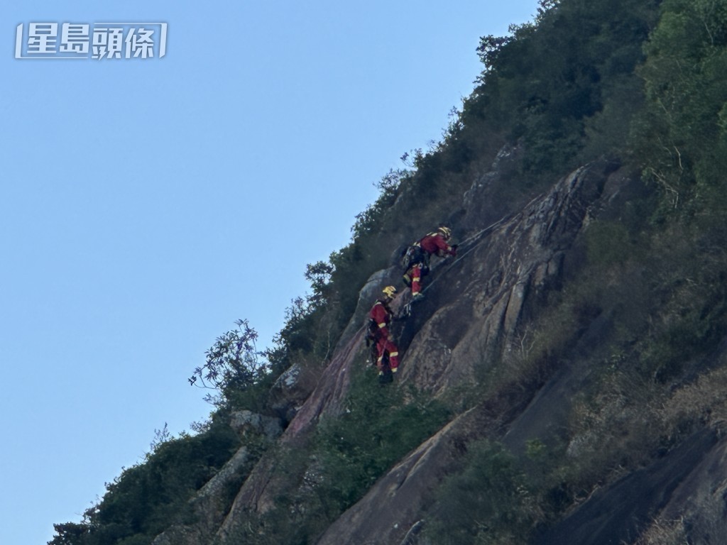 男子在貓頭鷹石附近墮波。梁國峰攝