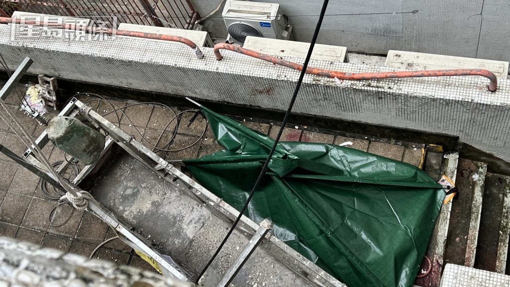 死者遺體由帳篷遮蔽。 死者遺體由帳篷遮蔽。