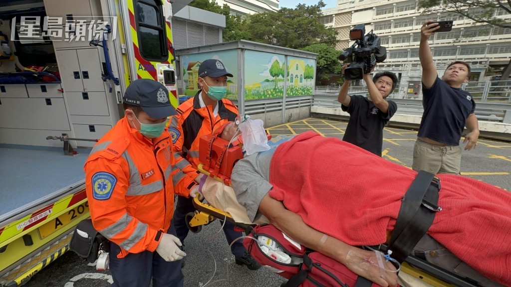 受傷鐵騎士由救護車送院。梁國峰攝