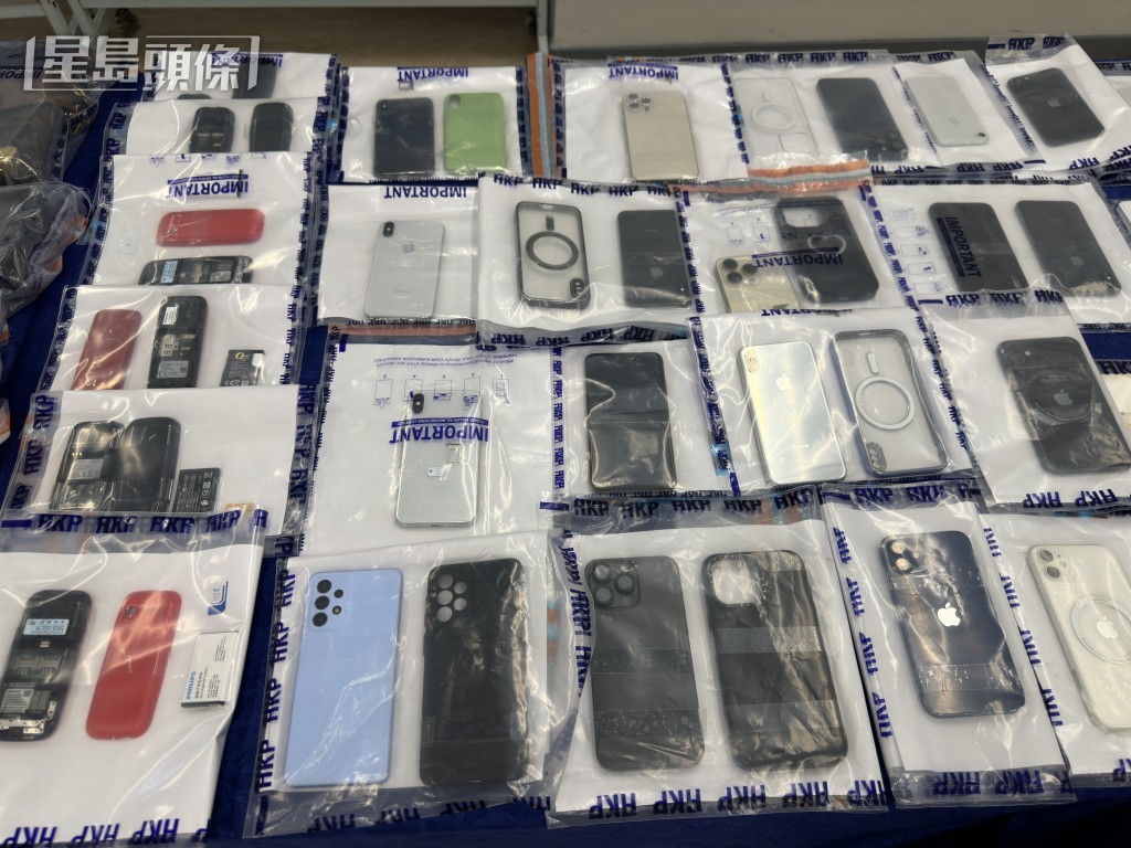 涉案證物包括大量手機。梁國峰攝 涉案證物包括大量手機。梁國峰攝