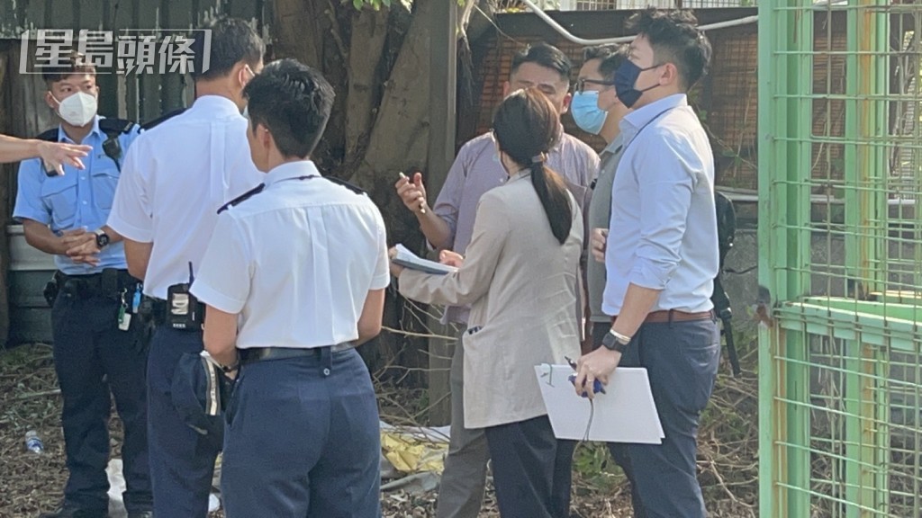 勞工處職員（右一至三）到場調查。楊偉亨攝