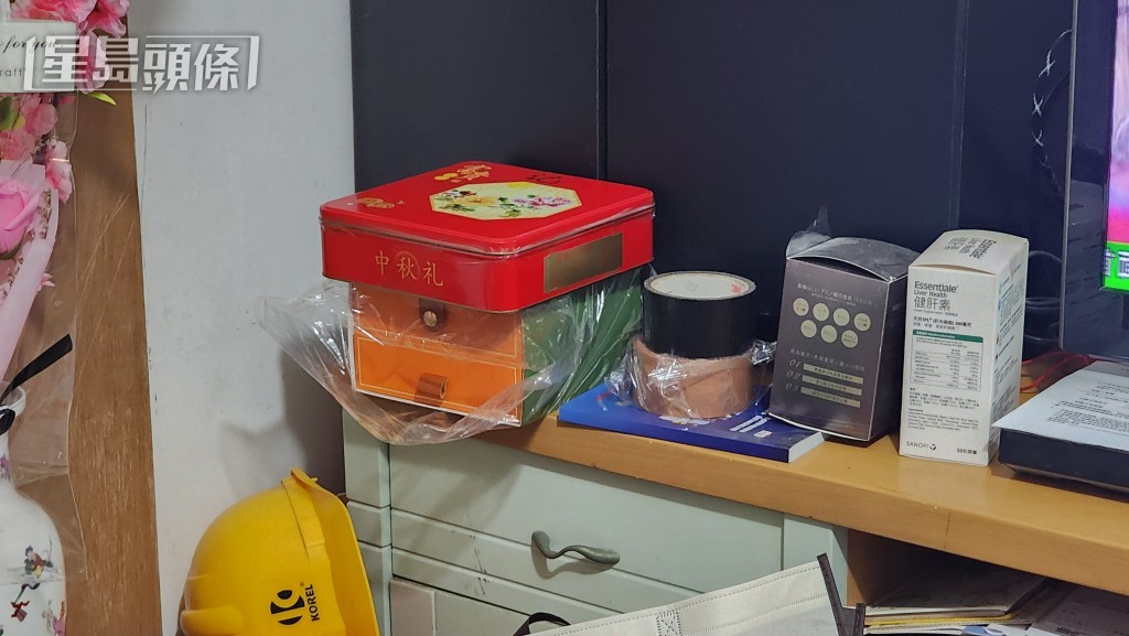 郭妻指丈夫早前買多一盒月餅準備應節。 郭妻指丈夫早前買多一盒月餅準備應節。