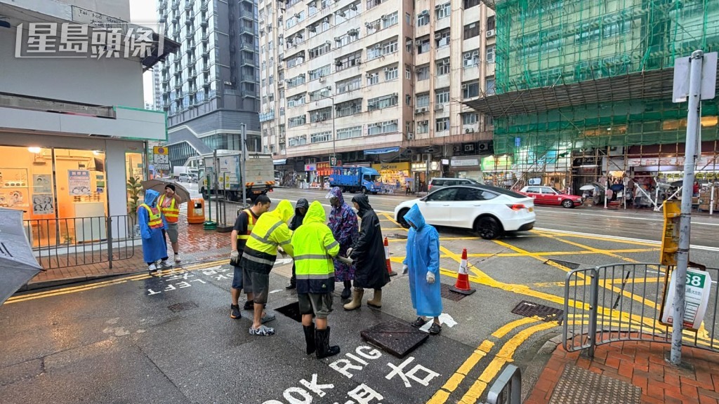 工人完成搶修。梁國峰攝 工人完成搶修。梁國峰攝