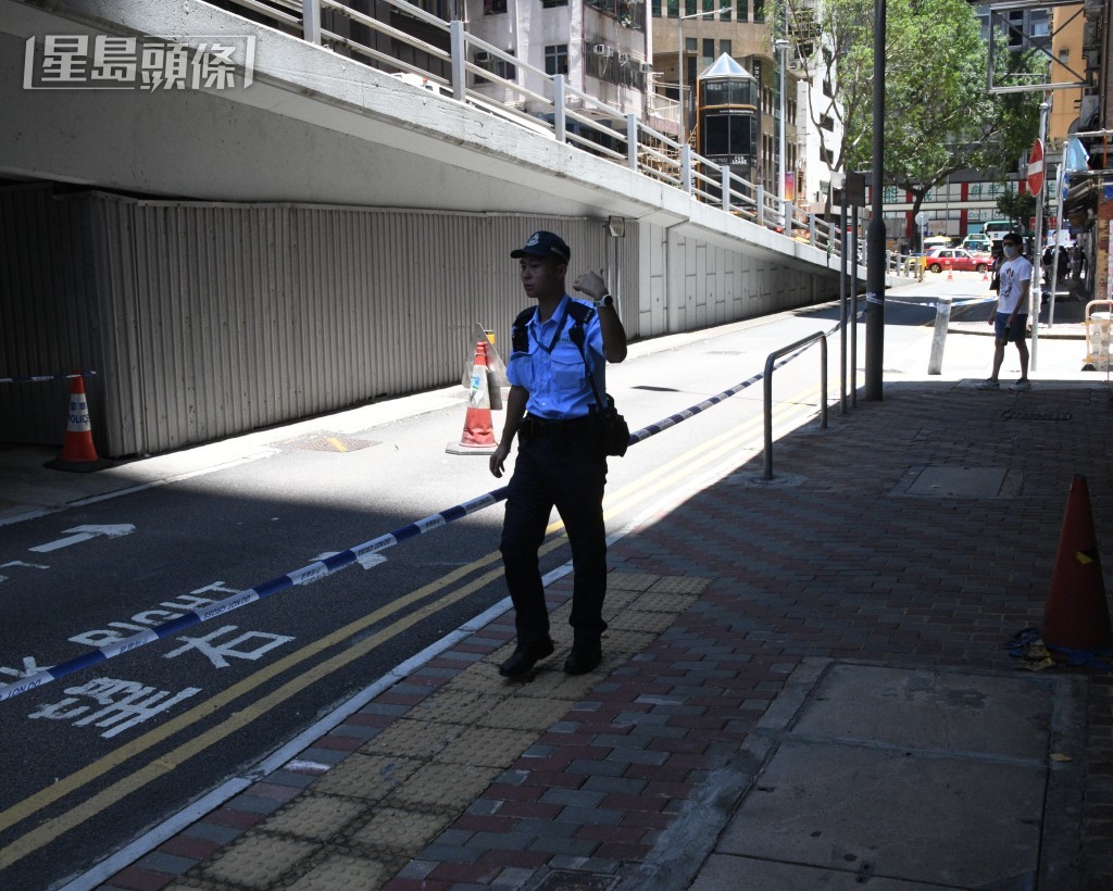 警員到場封路。 警員到場封路。