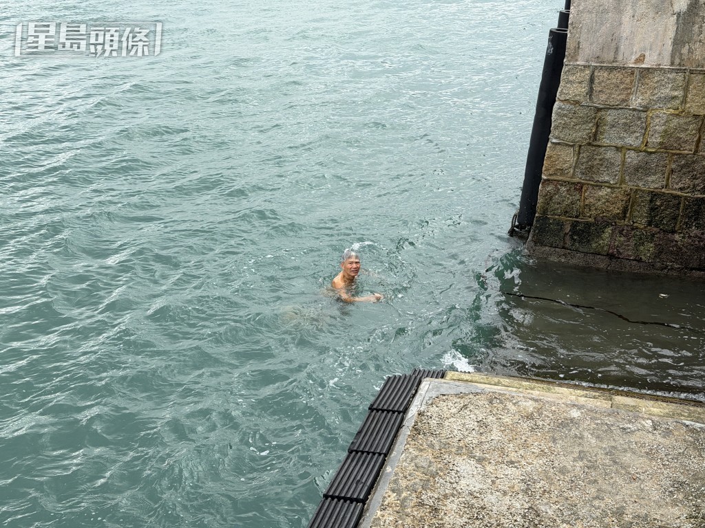 現場海面不時有泳客游泳。