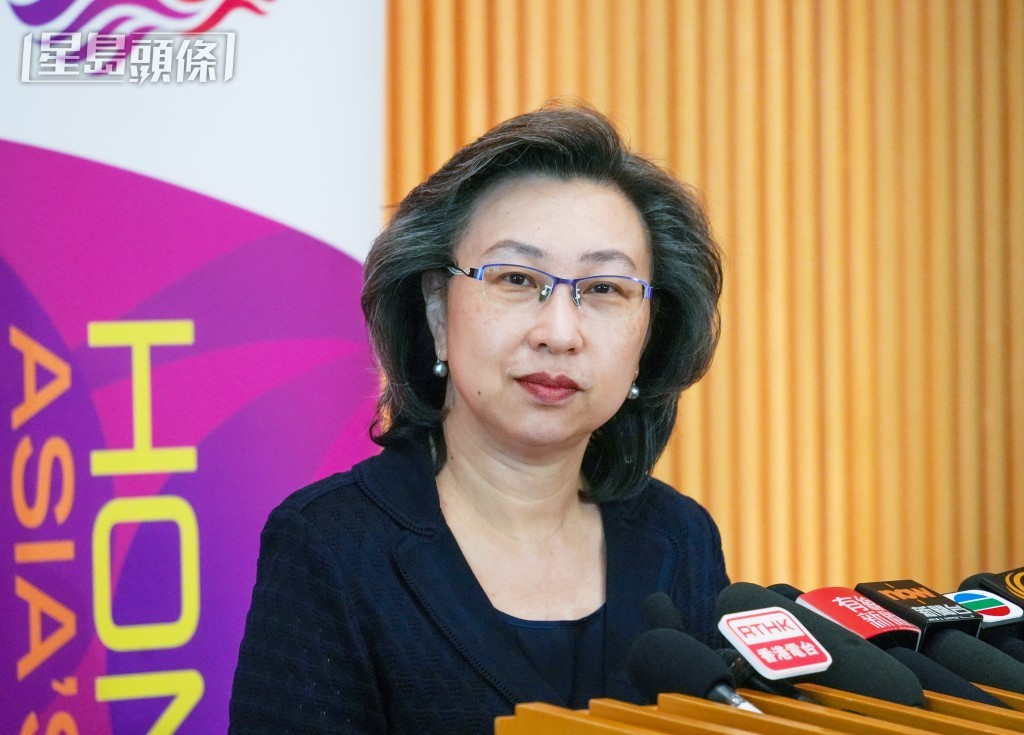 杨何蓓茵早前到访内地大学介绍特区政府提供的不同就业机会。资料图片
