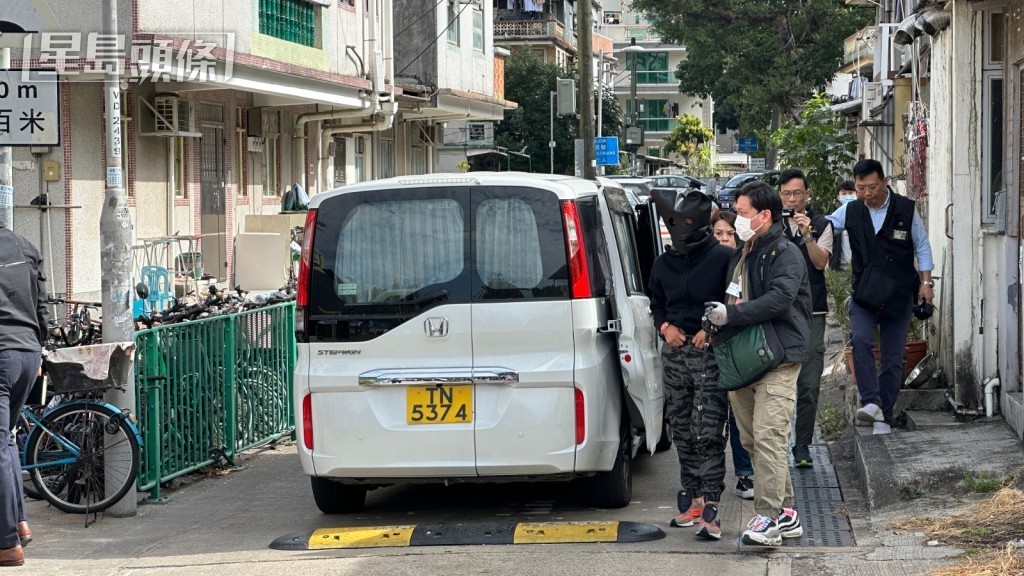 被捕男子被帶返粉嶺圍現場調查。資料圖片